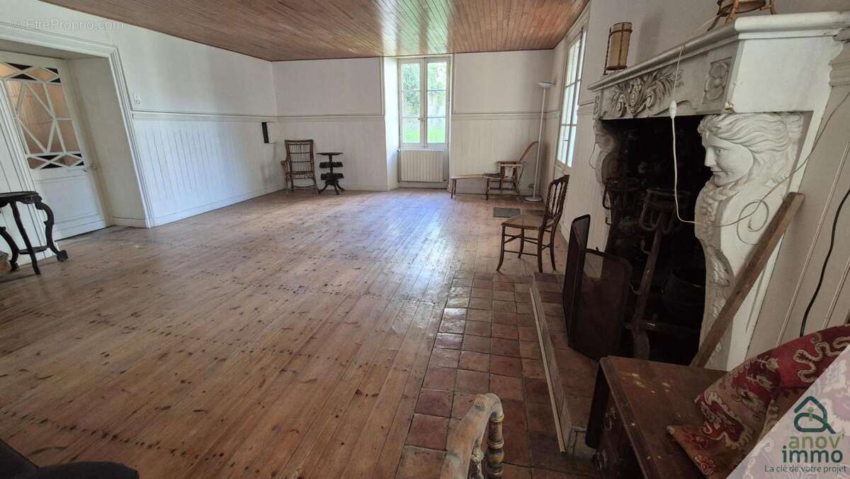 Maison à VILLEBOIS-LAVALETTE