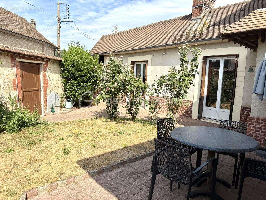 Centre ville de Louviers 27400 - maison 2 chambres, cave, garage et jardin clos de murs ! - photo 4