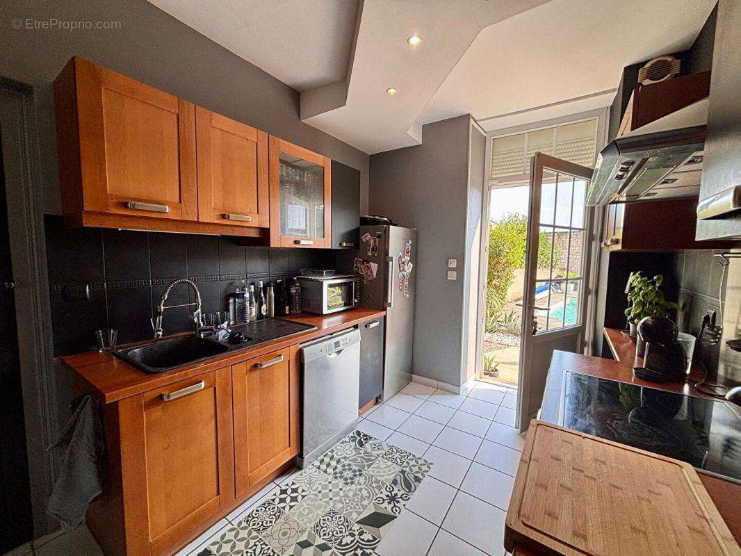 Maison de ville de 146 m² avec piscine, dépendance et stationnement à proximité - photo 4