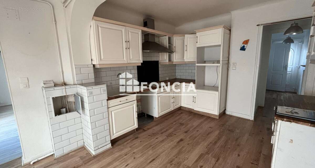A vendre - Maison 8 pièces - proche commerces et transports - photo 3
