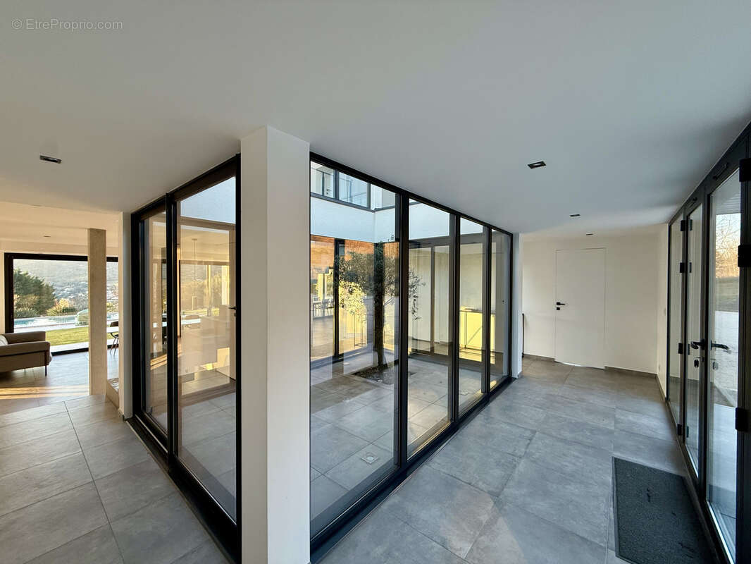 Villa contemporaine de 305 m2 à Saint-Péray - photo 6