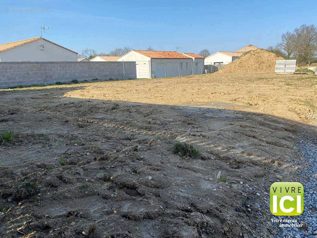 Terrain à SAINT-HILAIRE-DE-CHALEONS