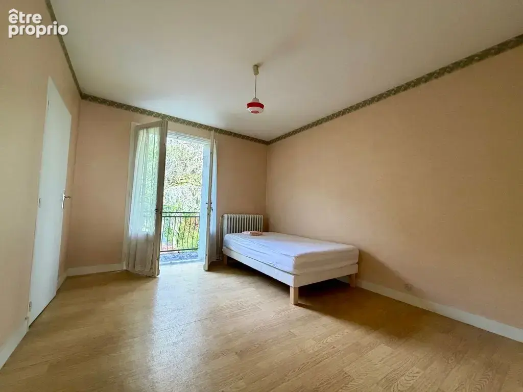 Maison avec 1.2ha, commerces et école accessibles à pied - photo 9