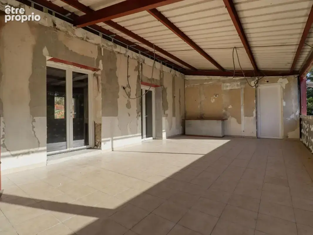 Maison 3 chambres avec grande terrasse et terrain de 2 300 m² bordé par une rivière - photo 12