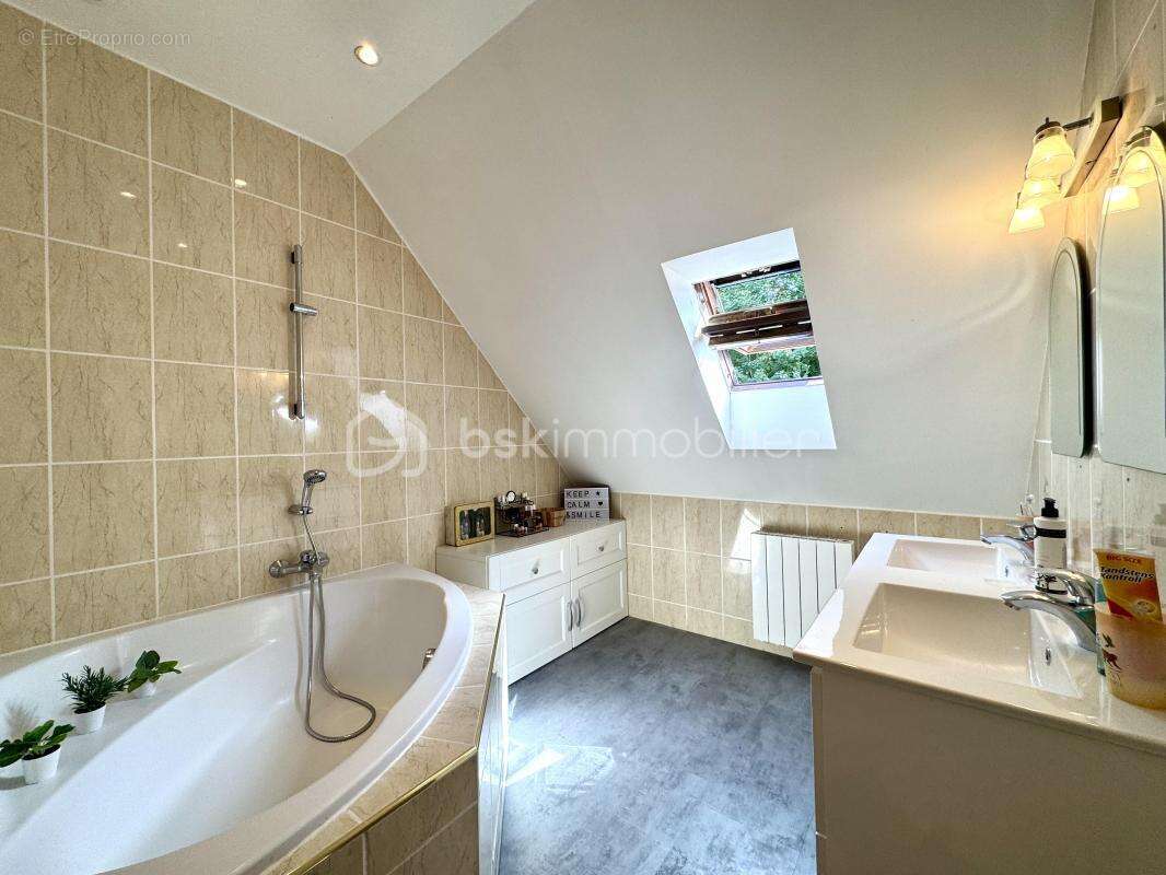 Maison à CHAUCONIN-NEUFMONTIERS