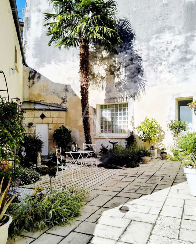 Ensemble immobilier constitué de deux maisons et son garage et extérieur  à Saint Jean D'Angely - photo 5