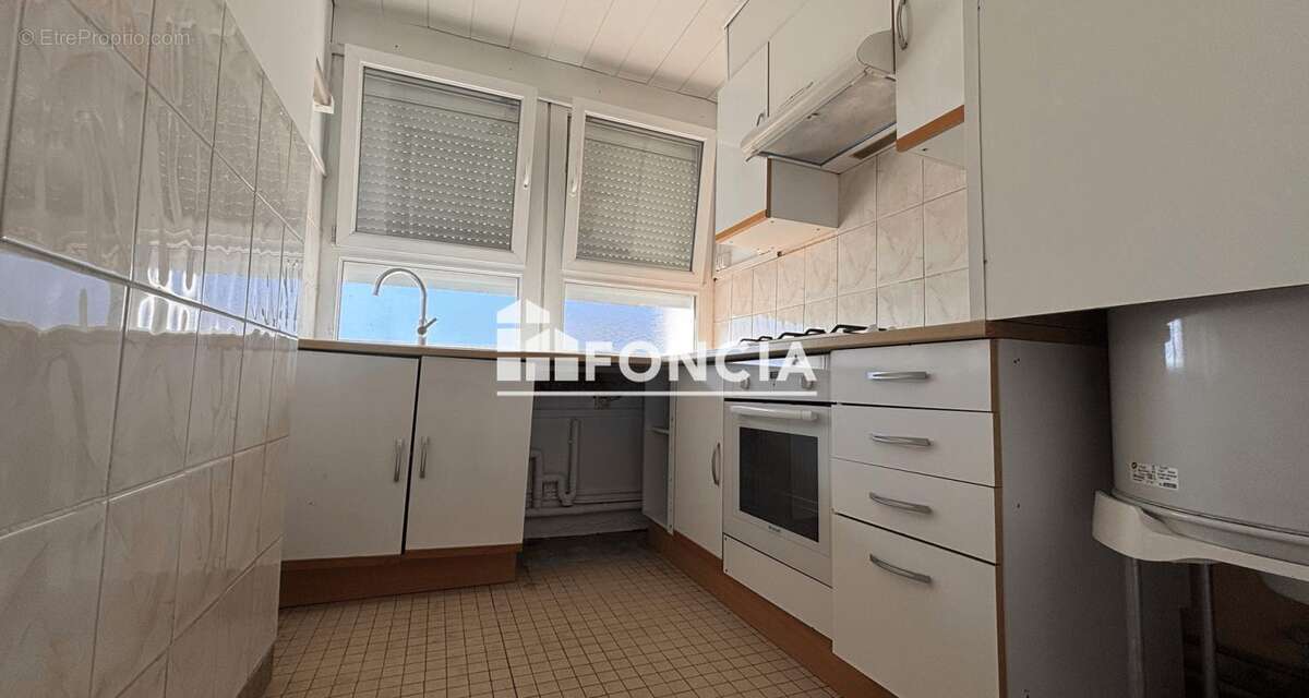 Situé au dernier étage d’une résidence sécurisée, cet appartement lumineux bénéficie d’une vue dégagée et d’un environnement agr - photo 3