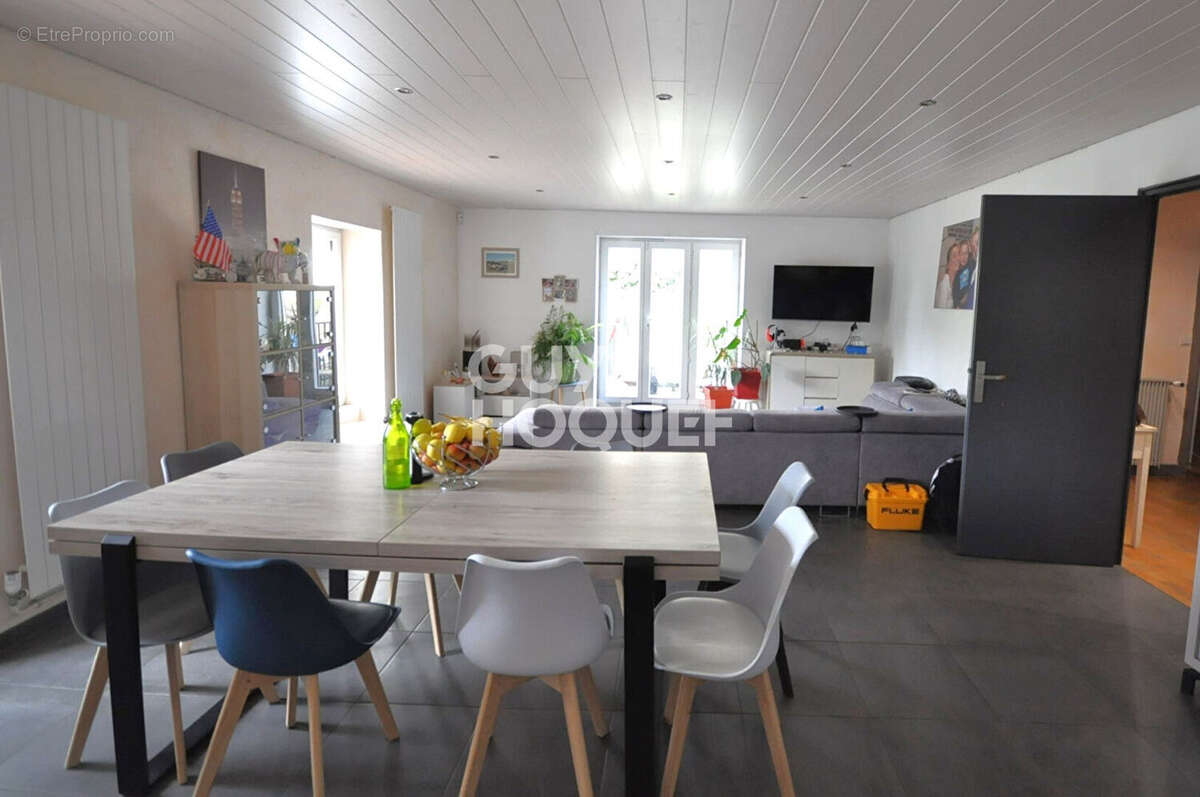 Maison à Sainte Catherine de 200 m2 sur une parcelle de 511 m². - photo 4