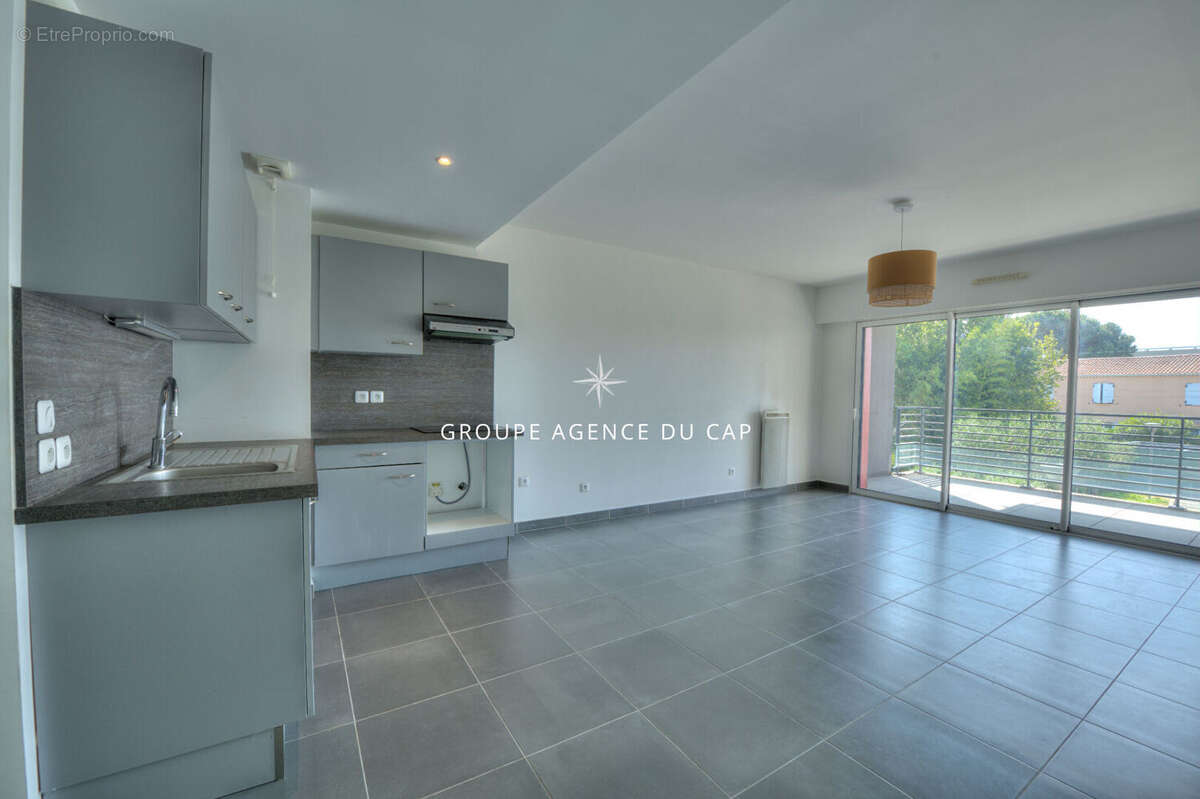 Appartement t2 saint raphael terrasse stationnement centre ville et mer a pied - photo 2