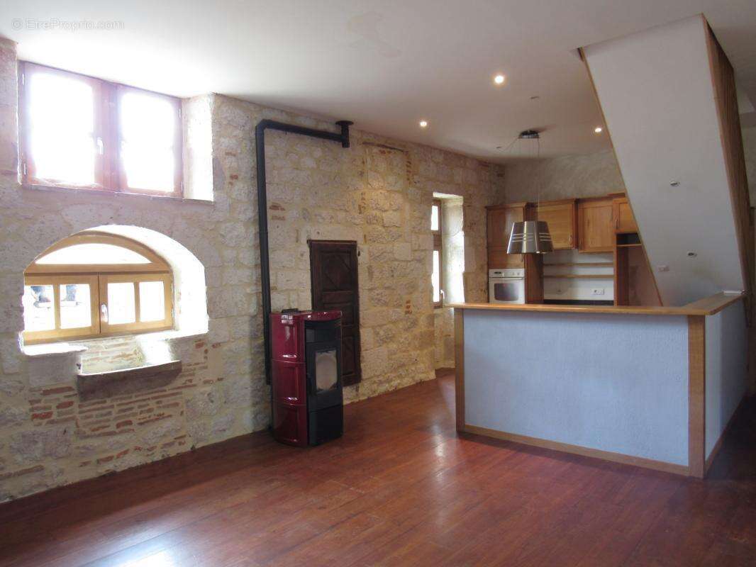 Grande maison medievale  de village entierement renovee dpe en b avec une petite maison qui sert de garage   290000€ - photo 14