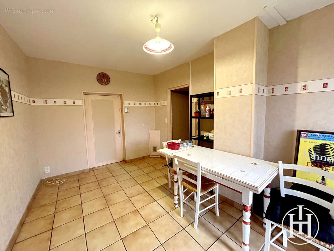 Maison à AINAY-LE-CHATEAU