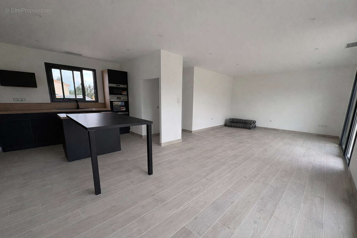 Maison à SAINT-ROMAIN-LE-NOBLE