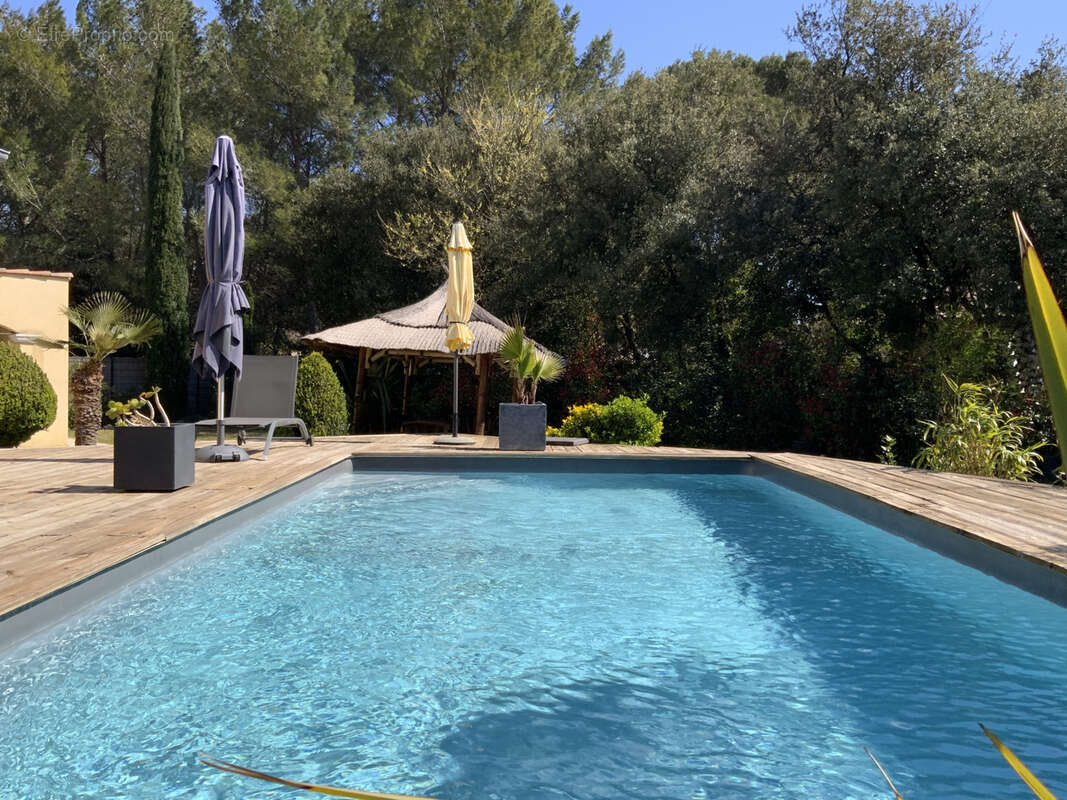 Villa de plain pied sur un magnifique terrain arboré avec piscine. - photo 7