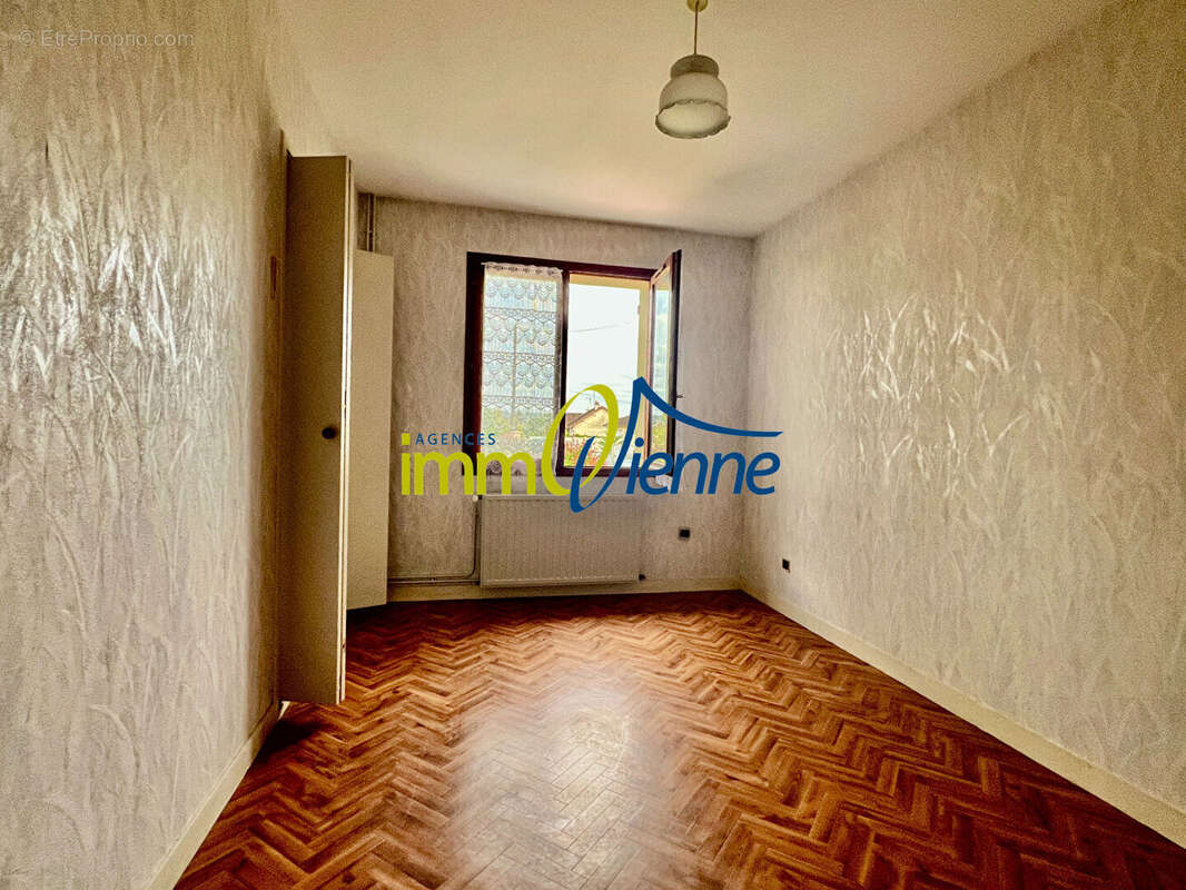 Maison à LUSSAC-LES-CHATEAUX