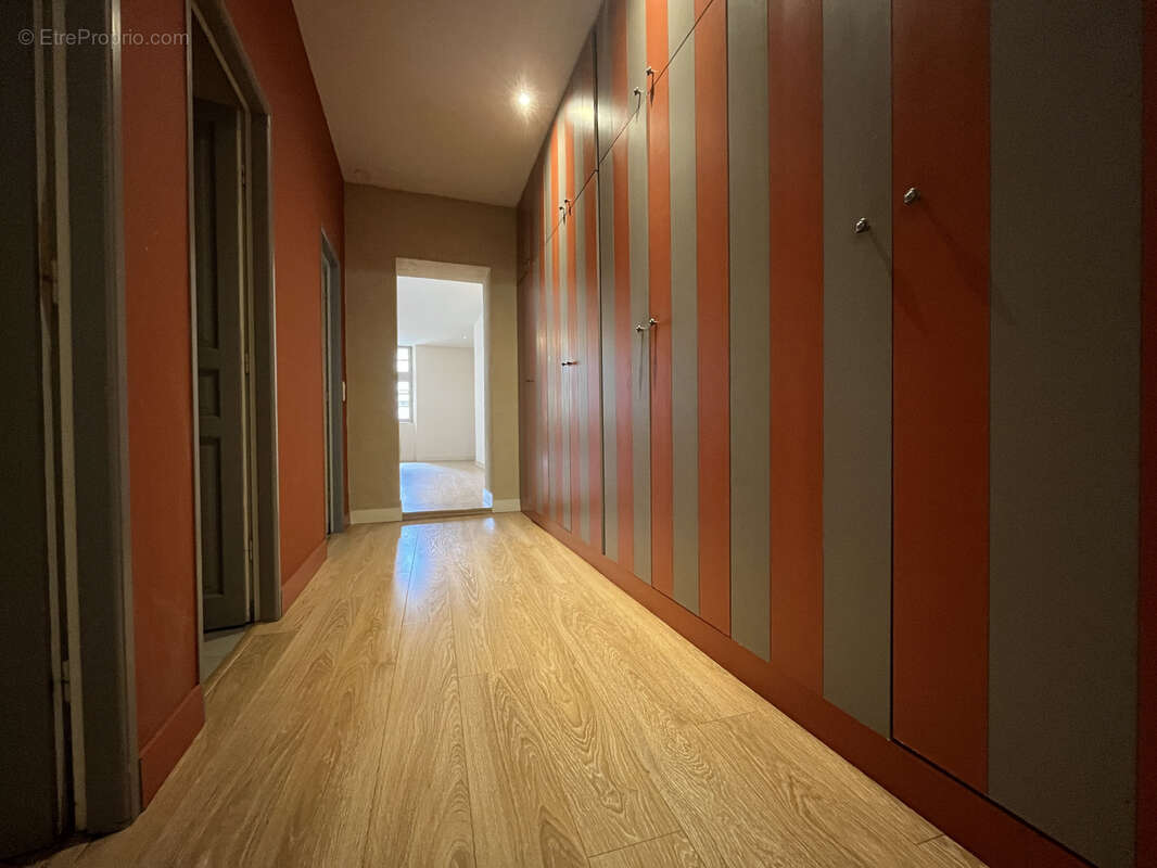Appartement T3 de 81 m2 - Immeuble en pierre - Quartier Saint-Michel - photo 8