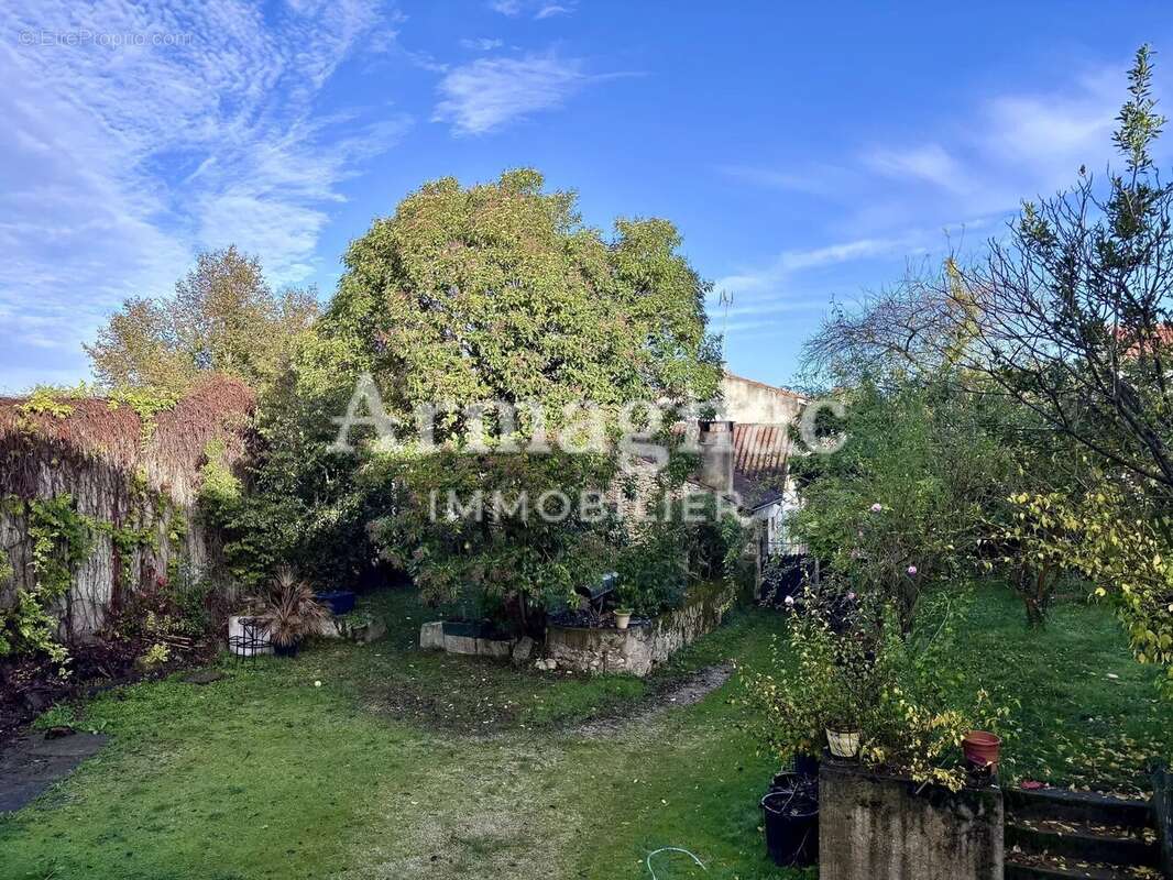 Maison à VIC-FEZENSAC