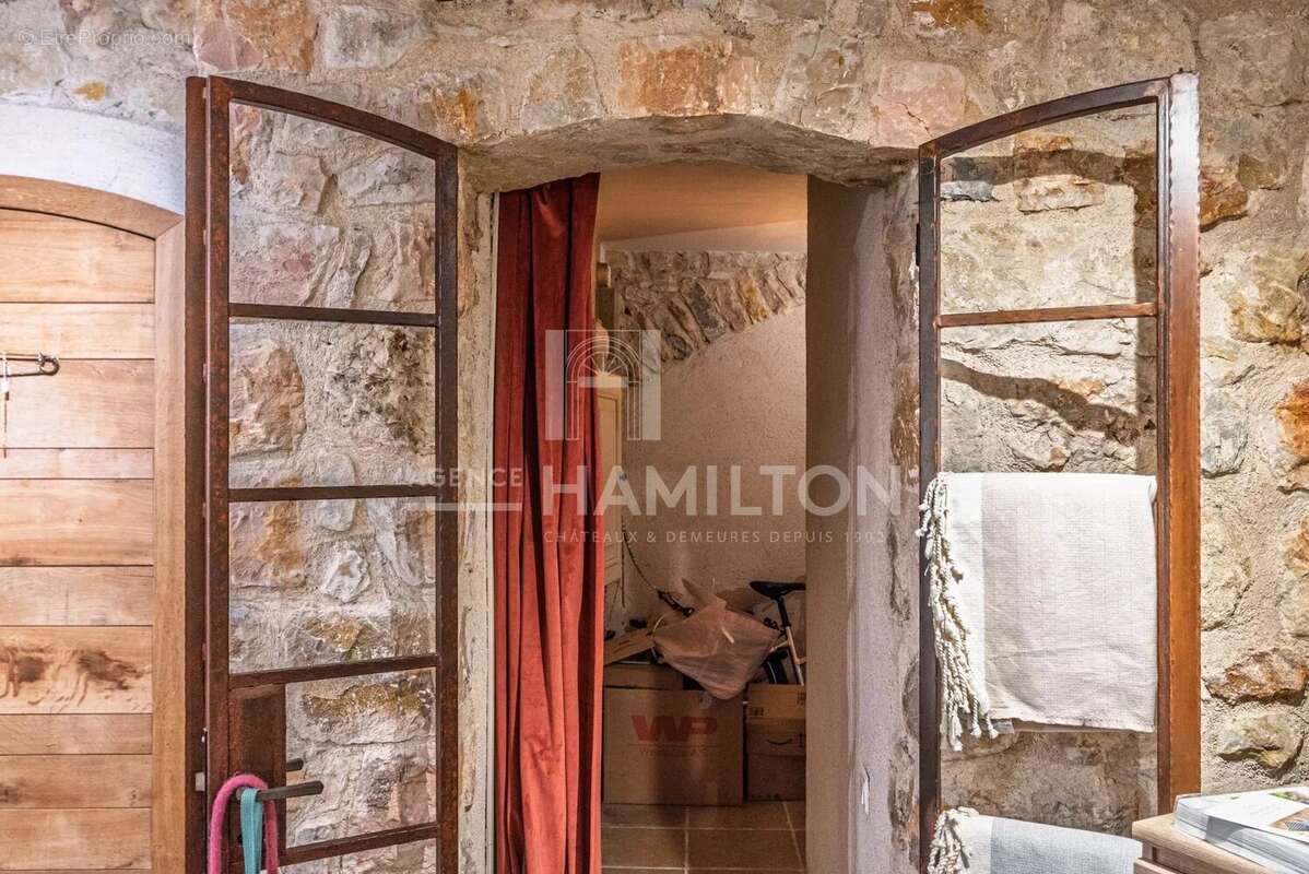 Commerce à VALBONNE