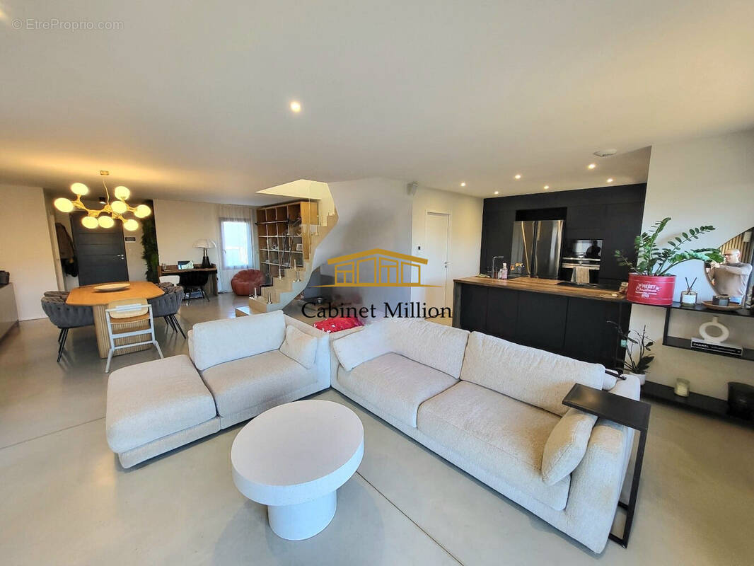 Maison à VIC-LA-GARDIOLE