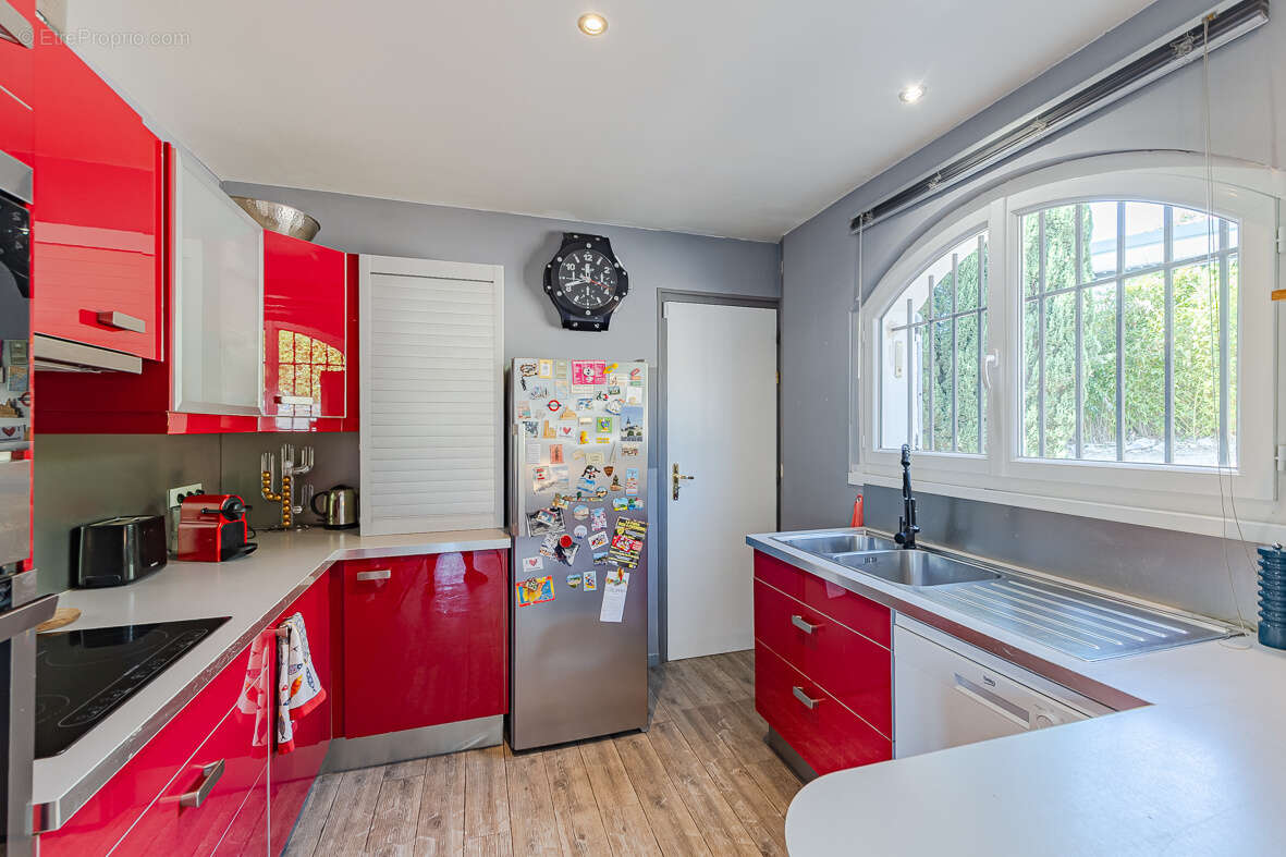 Roquefort-la-Bédoule   Maison de plain-pied sur un terrain de 2 832 m2 avec piscine et dépendances - photo 4