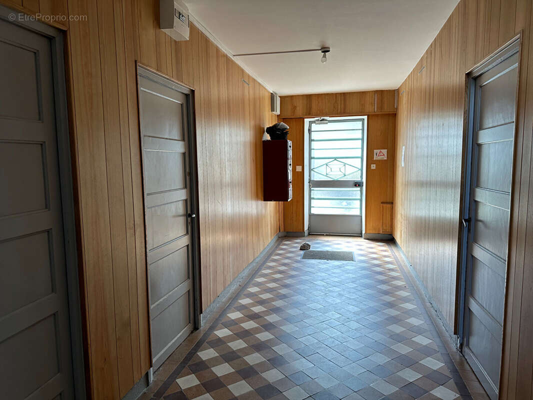 CLERMONT FERRAND, Immeuble 12 pièce(s) 253 m2, rapport 23300€/an, jardin, garages, balcon 491000€ FAI - photo 3
