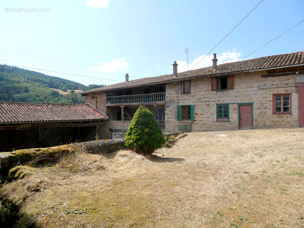 Très belle ferme de caractère indépendante avec grandes dépendances et 5 000 m2 de terrain - photo 2