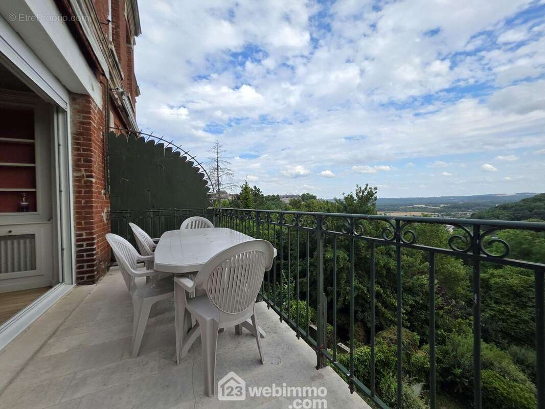 Depuis la pièce de vie, profitez d'un accès direct à une agréable terrasse