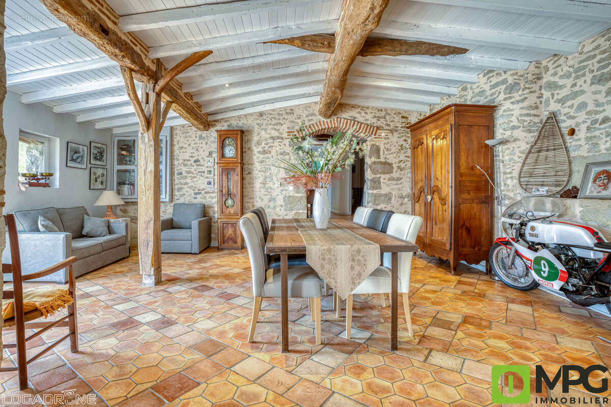 Proche CASSENEUIL à 15 minutes de VILLENEUVE SUR LOT, maison en pierres sur terrain de 2462 m2. - photo 9