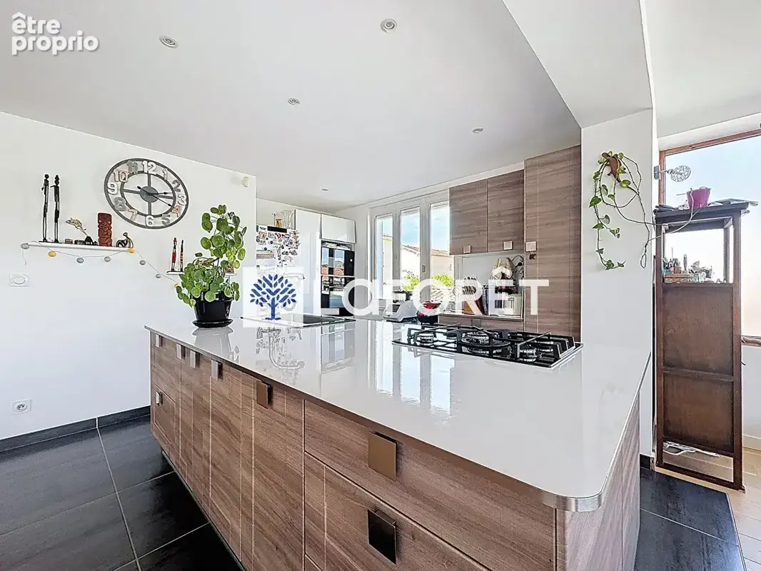 Maison coeur village de Tramoyes de 232,49m² et son terrain avec piscine de 942m² - photo 3