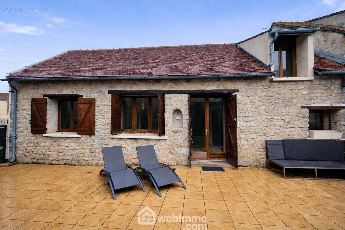 Venez visiter cette belle maison en pierres totalement rénovée. - Maison à MALESHERBES