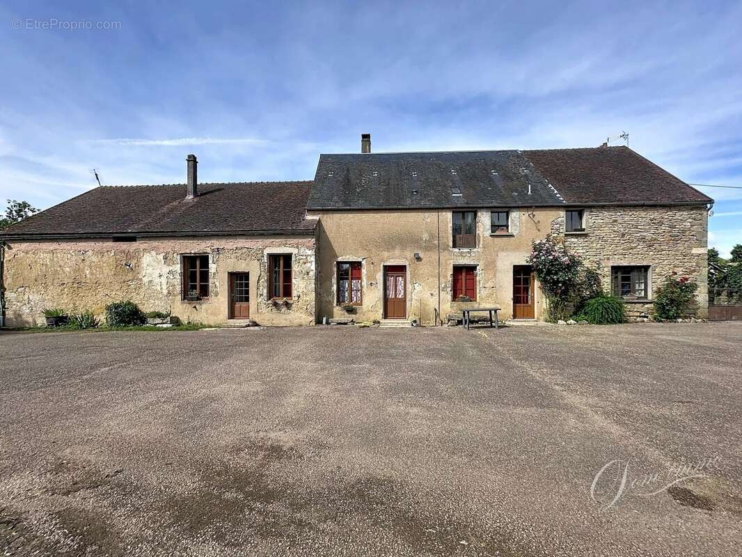 Maison à VIC-SOUS-THIL