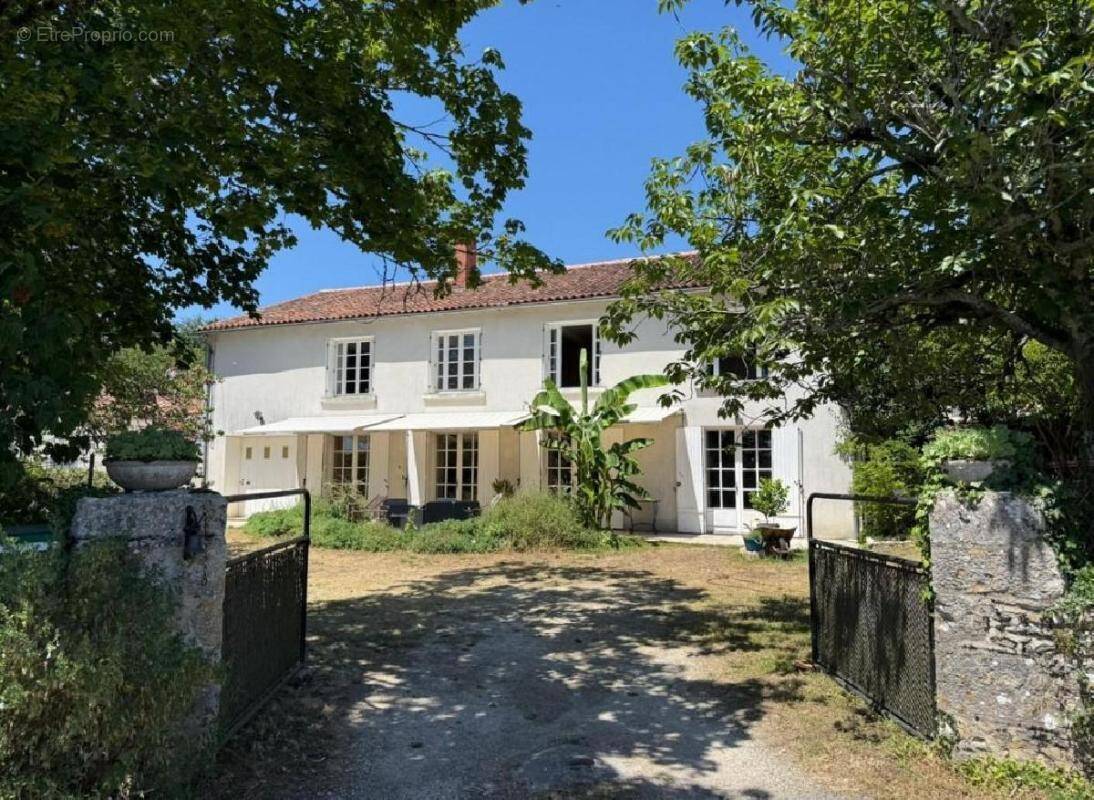 Maison à NANTEUIL-EN-VALLEE
