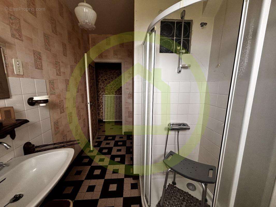 Maison à SAINT-MEDARD-LA-ROCHETTE