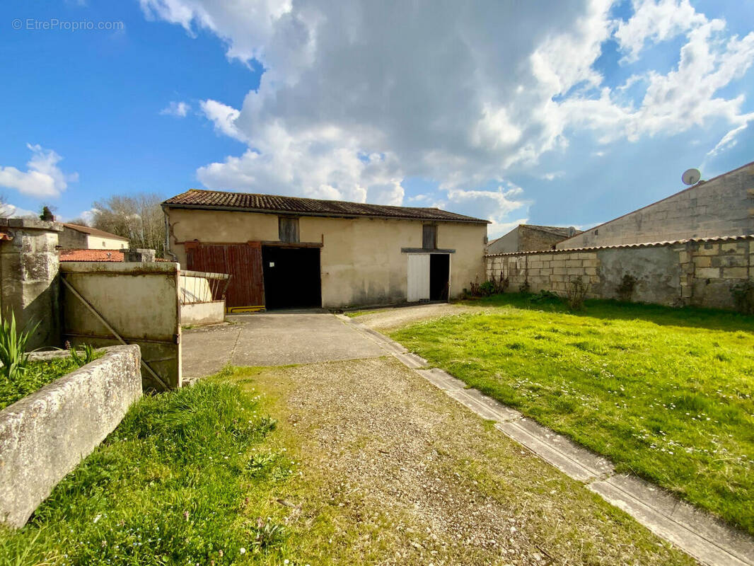 Parking à SAINT-GENIS-DE-SAINTONGE