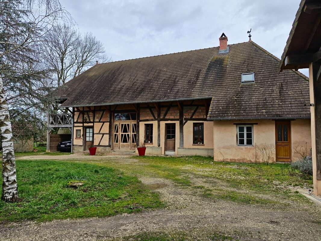 Maison 7 pièces 240 m² à vendre à Saint-Bonnet-En-Bresse (71310) - photo 2