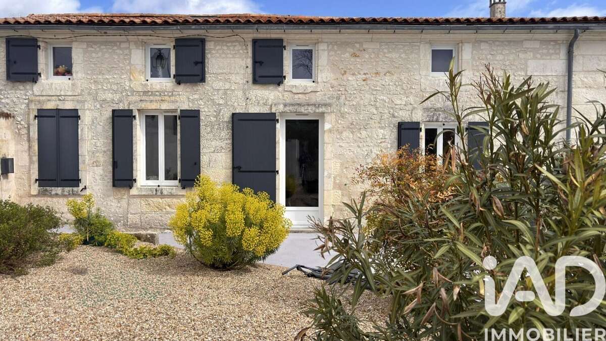 Maison 247 m² à Les Gonds  - photo 4