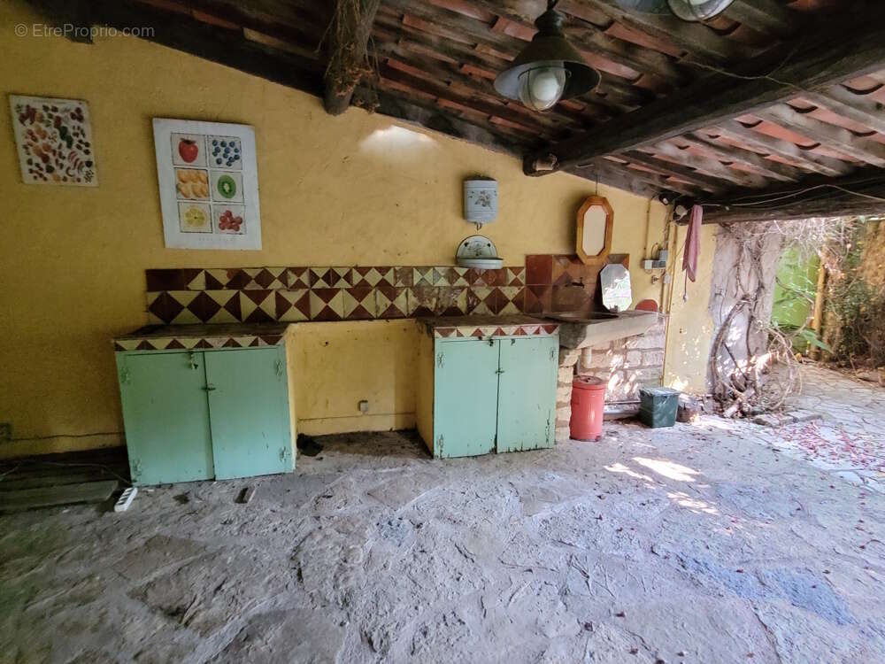 Grande maison en pierres avec belle cour arborée. - photo 8