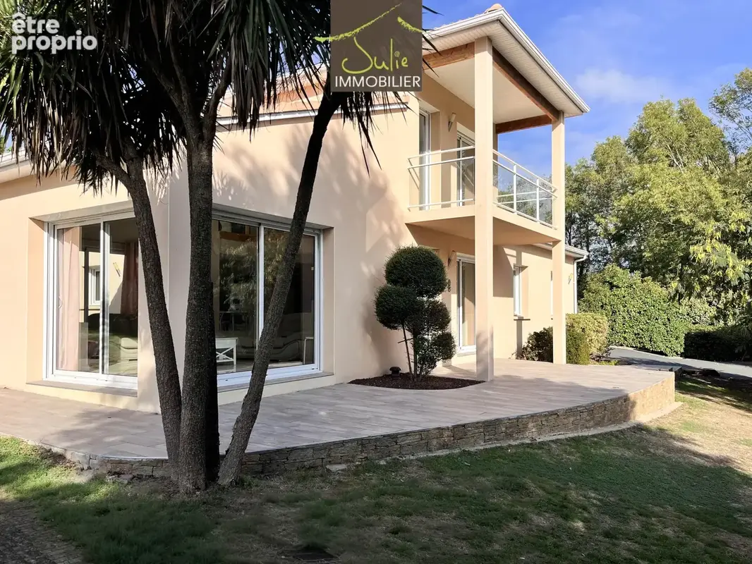 RARE dans BRESSUIRE ! Magnifique Propriété dans un parc clos de 2247m2, aux portes du centre ville !! - photo 15