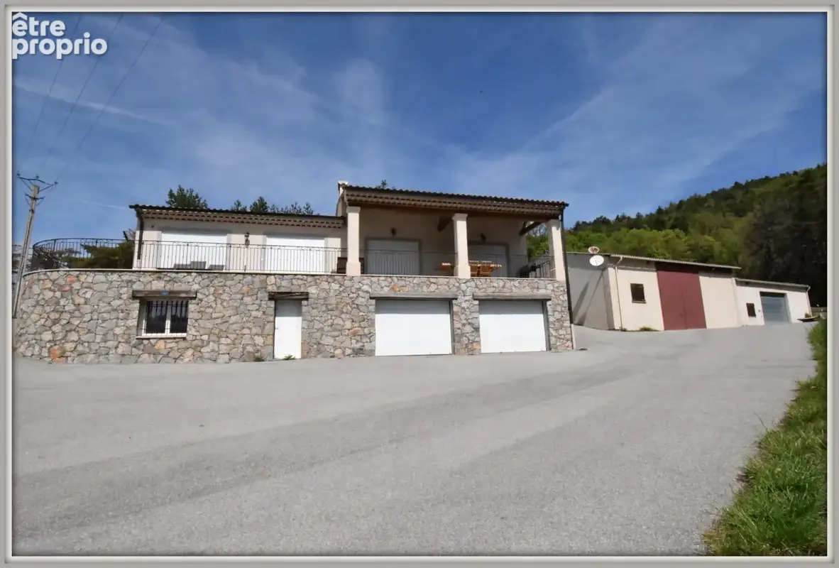 Propriete Peyroules Villa avec piscine intérieure dex hangars forte rentabilité - photo 2