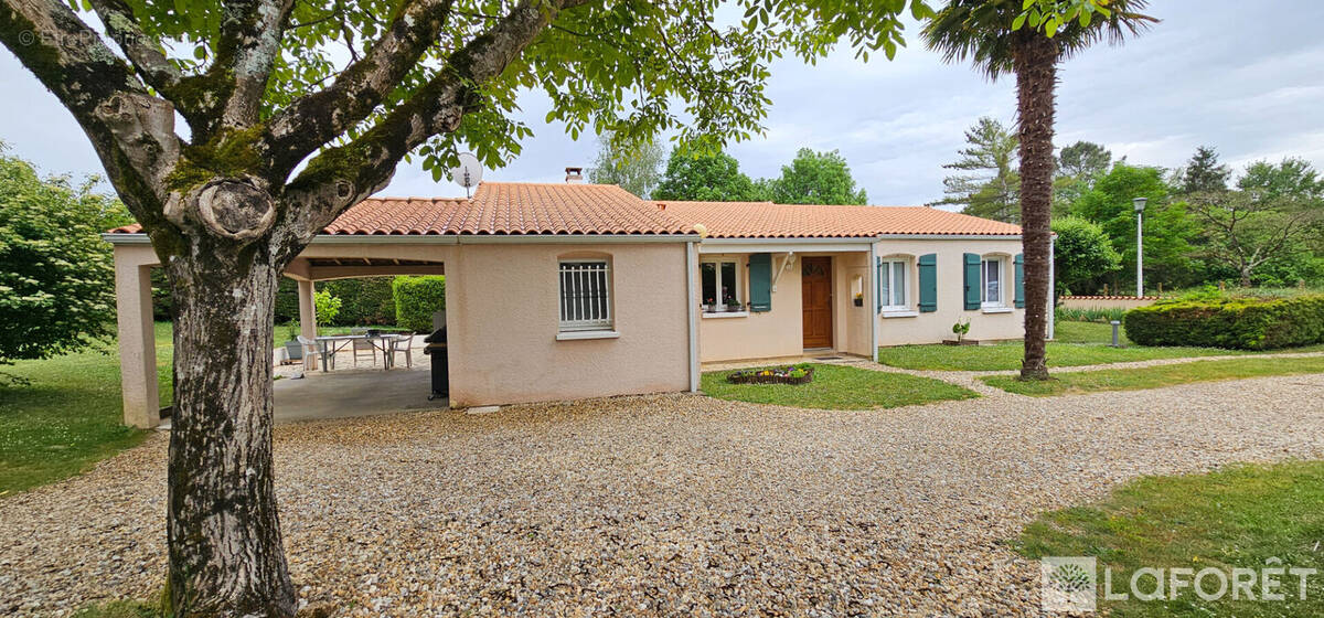 Maison à BUSSAC-SUR-CHARENTE