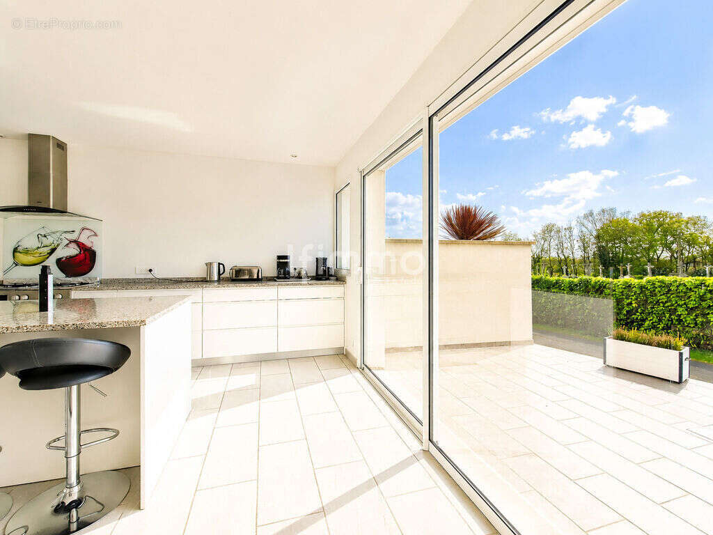 Maison, 6 pièces de 145 m² à Ploéven 29550 - photo 4
