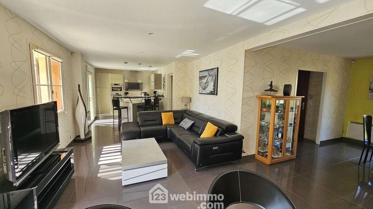 Une vue d'ensemble de 37 m² et un accès direct sur la cuisine.