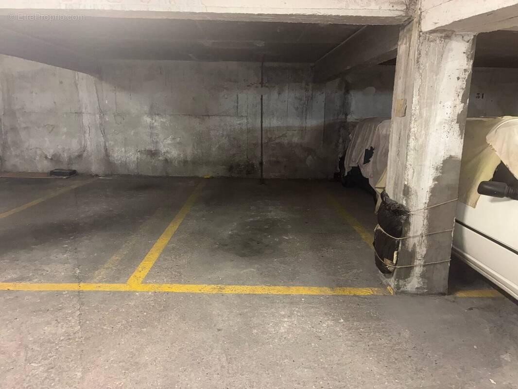 Parking à PARIS-17E