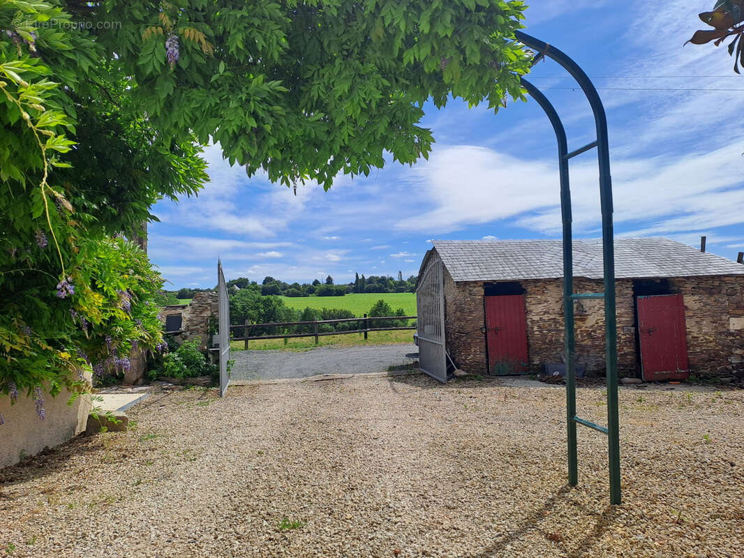 Maison à BECON-LES-GRANITS