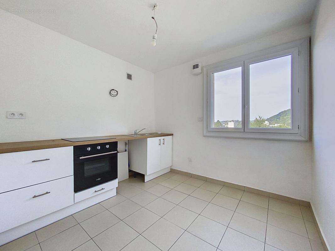 Appartement - 3 Chambres - 1 Place de parking privative - Proche toutes commodités - photo 9