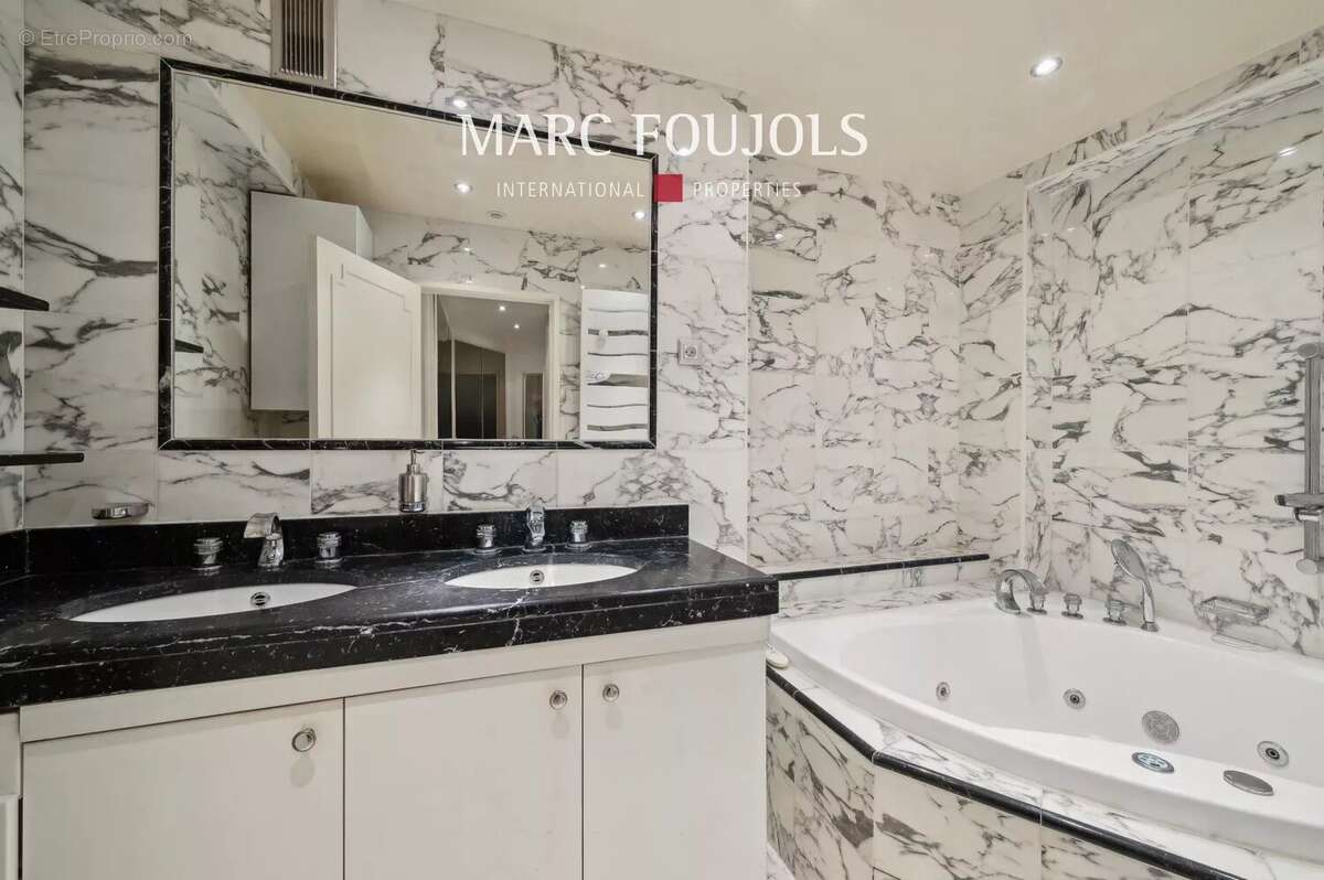 Appartement à PARIS-16E