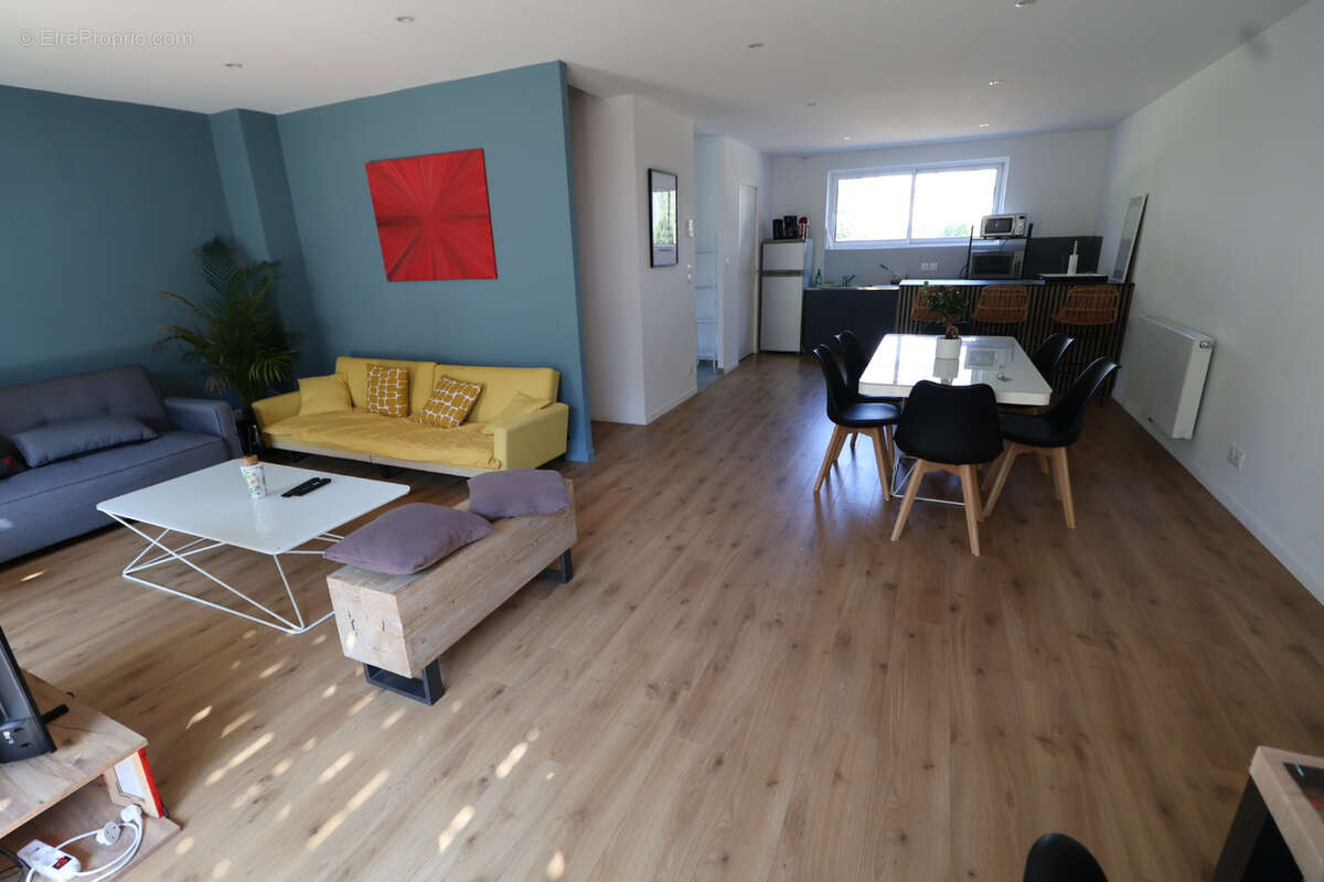 Bâtie sur 550 m2 dans un secteur calme, jolie villa récente de 4ch et 2 sdb - photo 2