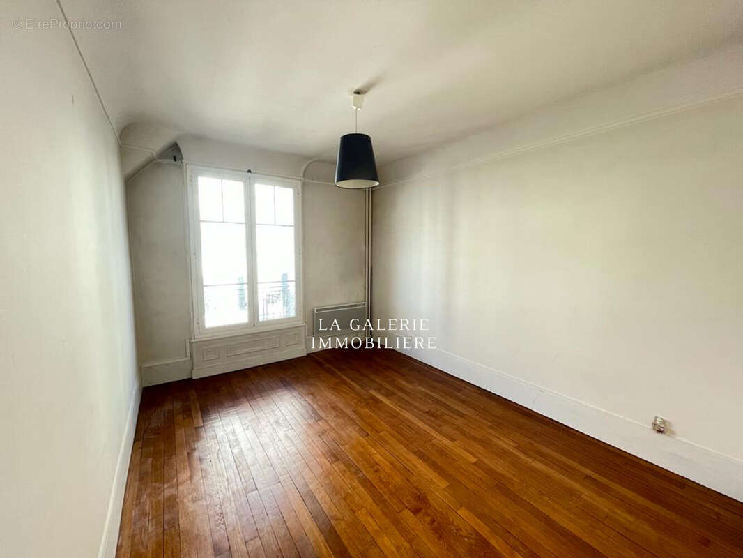 Chambre sur rue - Appartement à ASNIERES-SUR-SEINE