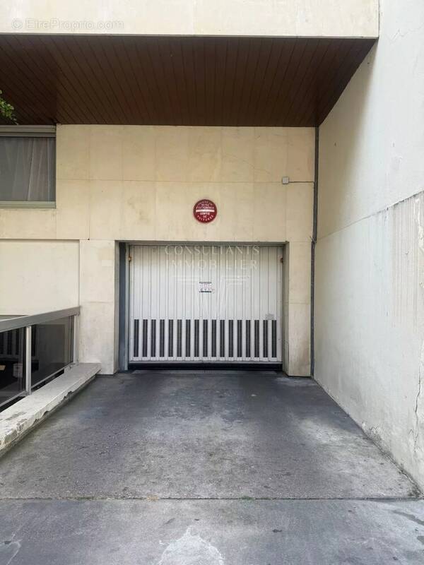 Parking à PARIS-16E