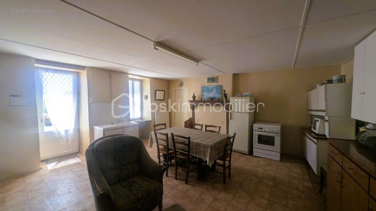 Maison à rénover avec nombreuses dépendances - photo 4