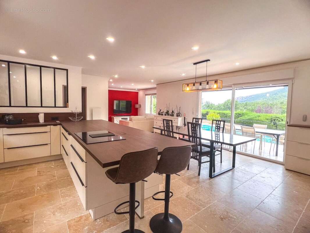 Maison à BAGNOLS-EN-FORET